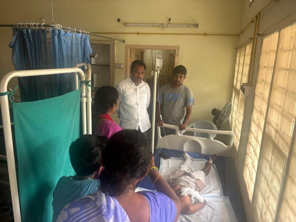 బాలుడి కి పరామర్శిన బంగారు రెడ్డి