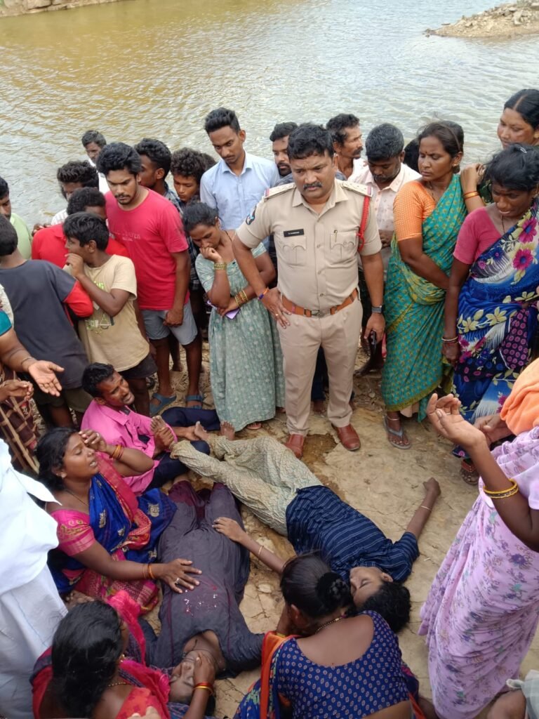 నీటి గుంతలో పడి ఇద్దరు అక్కాచెల్లెళ్లు మృతి