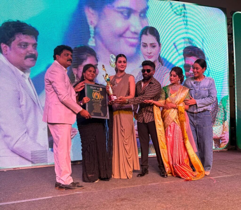 బెస్ట్ బ్యూటీషియన్ అవార్డు అందుకున్న రాధ..
