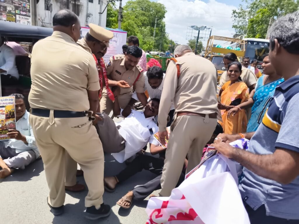 సిపిఎం ఆధ్వర్యంలో టిబి రోడ్డు లో   పెట్రోలు డీజీలు గ్యాస్ నిత్యవసర వస్తువులధరలు తగ్గించాలని రాస్తారోకో
