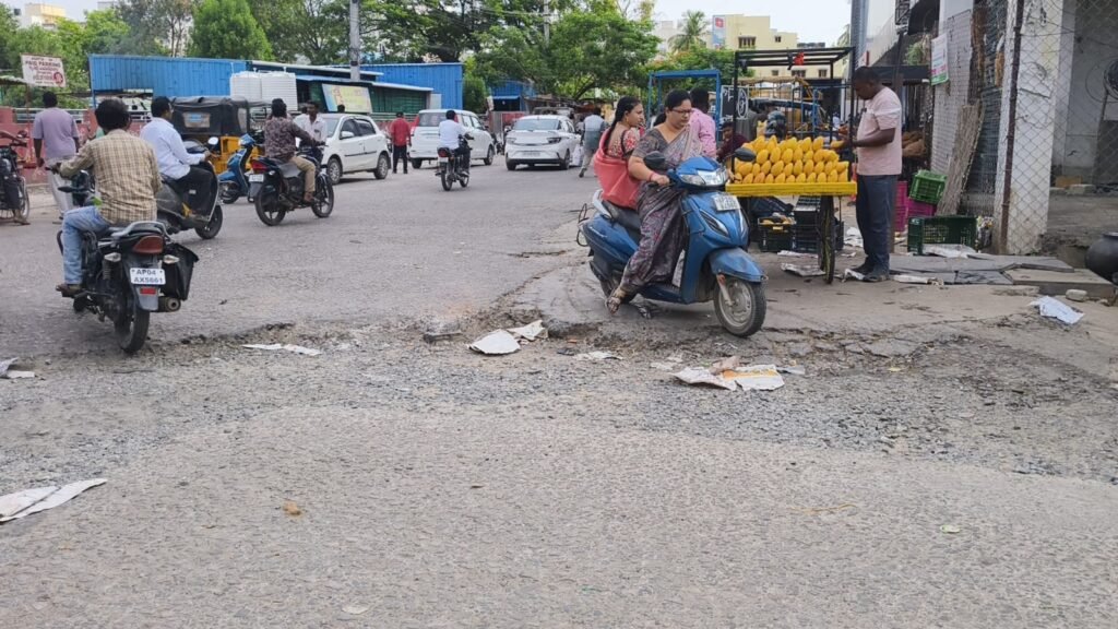 తాత్కాలిక  మార్కెట్ దగ్గర   అధ్వాన్నంగా రోడ్డు