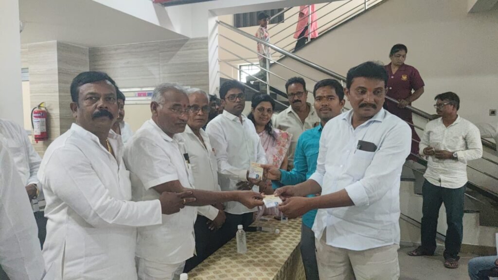 చేనేత కుటుంబాలకు హర్ష హెల్త్ కార్డులు పంపిణీ