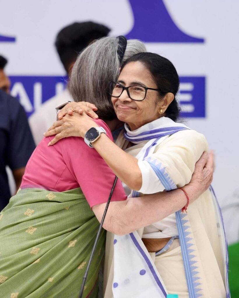 ఒక్క ఓటమి…మళ్లీ అమ్మ ఒడి కి చేర్చింది…  కాంగ్రెస్ ని చూసి ఎన్నో సార్లు నవ్వుకున్నారు..కానీ కాంగ్రెస్ ఎప్పడు తల వంచలేదు బీజేపీకి..  నీకు ఒక్క ఓటమికే నీ పార్టీలోని 20 మంది ఎంపీలు పార్టీ మారడానికి సిద్ధంగా ఉన్నారు…  కానీ కాంగ్రెస్ పార్టీలో గెలిచిన 102 మంది కాంగ్రెస్ ఎంపీలు ఒక్కడు కూడా పార్టీ మారలేదు…💚💚  నీ అల్లుడు మీద దాడి జరిగితే మొదట స్పందించింది రాహుల్ గాంధీ నే…  ఇకనైనా కాంగ్రెస్ మీద పడి ఏడవడం ఆపి…కలిసి కట్టుగా ముందుకు వెళ్ళండి…👏👏  కాంగ్రెస్ పార్టీని ఎదిరిస్తే రేపు ఎవడికి అయిన ఇదే పరిస్థితి వస్తుంది 🔥