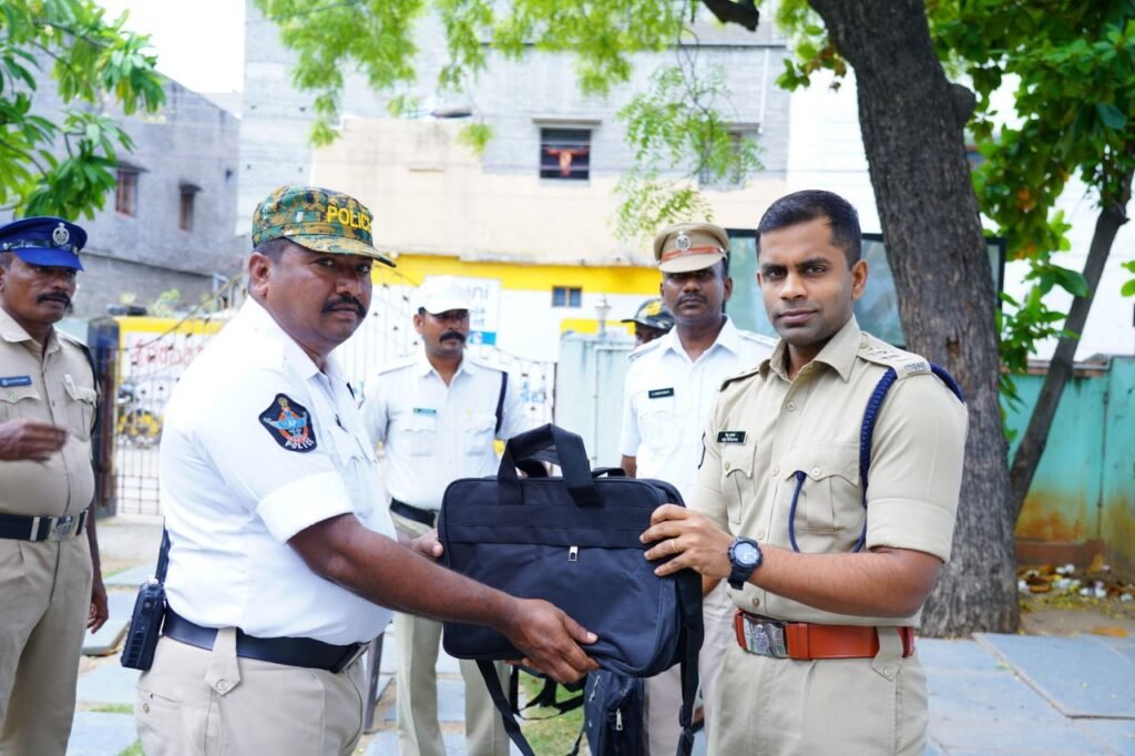 ట్రాఫిక్ సిబ్బందికి సమ్మర్ కిట్స్ పంపిణీ