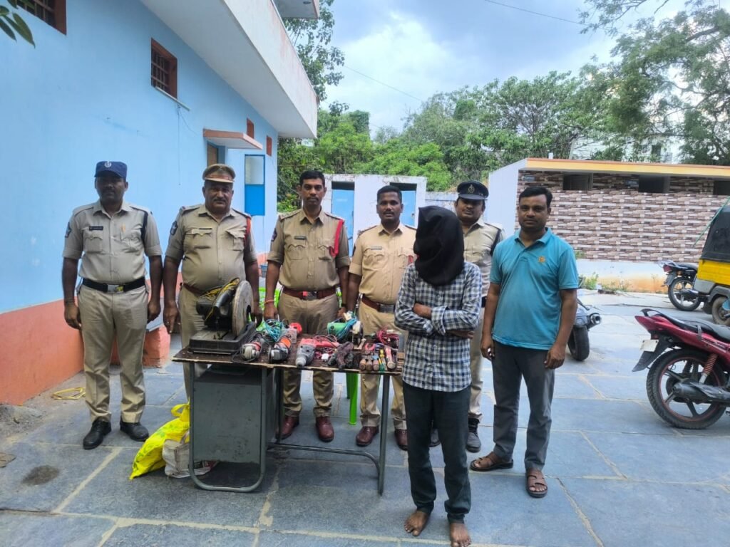 పరికరాల దొంగతనం కేసు ఛేదించిన వన్ టౌన్ పోలీసులు