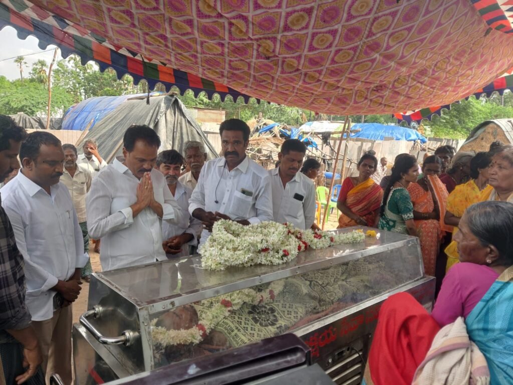 ప్రమాదంలో మృతిచెందిన కార్యకర్తకు నివాళులు అర్పించిన బంగారు రెడ్డి