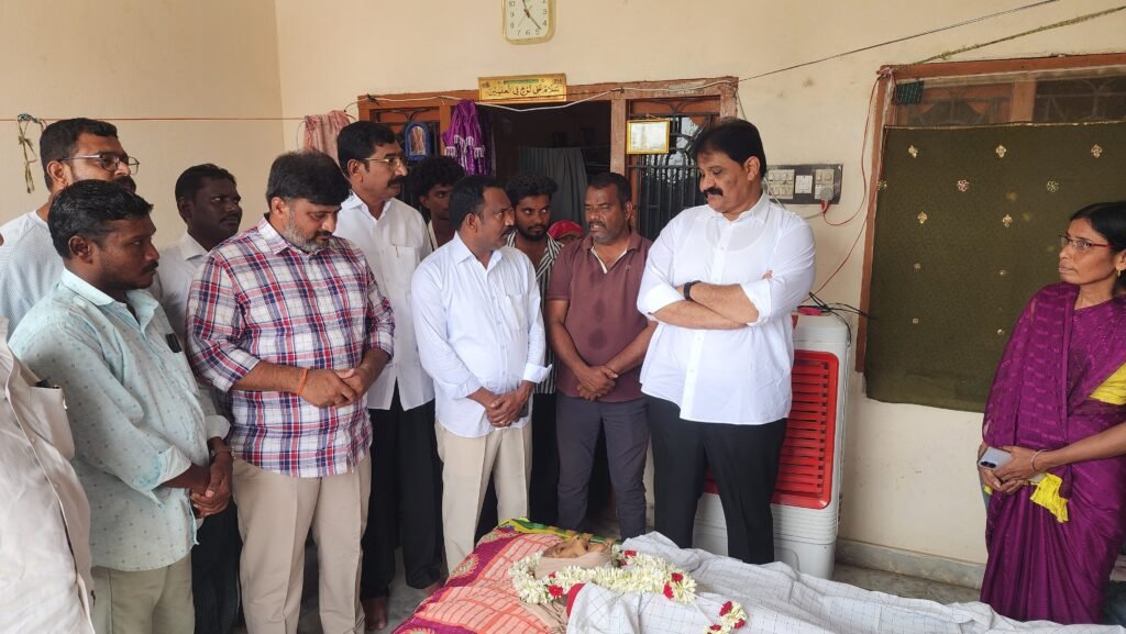 వైఎస్ఆర్సిపి కార్యకర్త తల్లి కి రాచమల్లు నివాళి..