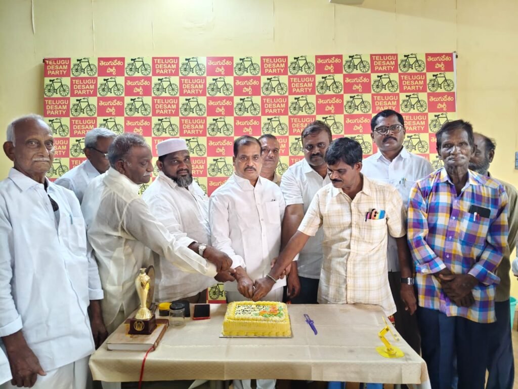 నందమూరి బాలకృష్ణ జన్మదిన సందర్భంగా కేక్ కట్ చేసిన మాజీ ఎమ్మెల్యే లింగారెడ్డి