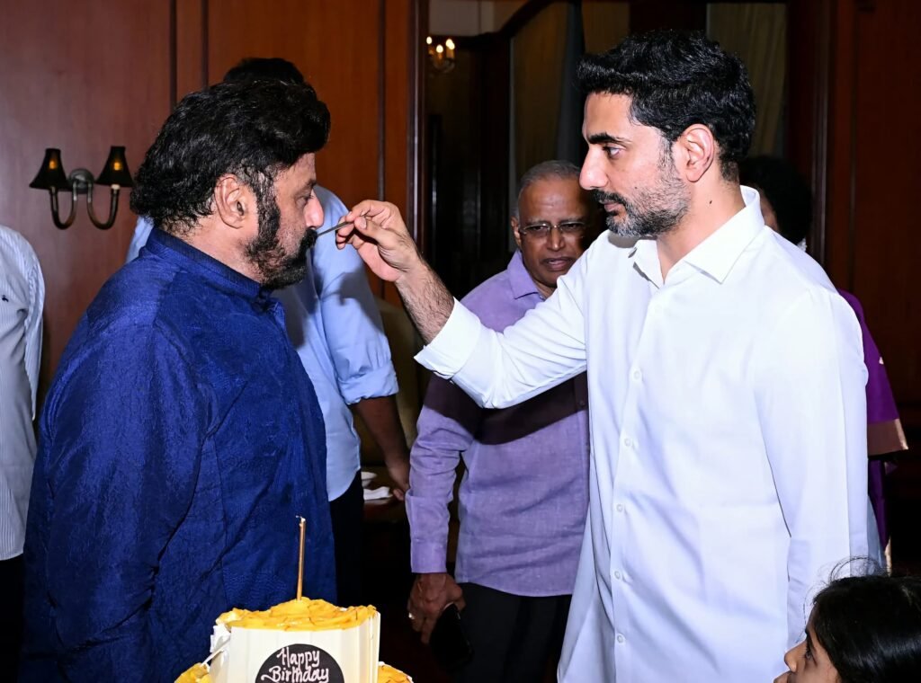మామ-అల్లుడు . ముద్దుల మామయ్య కు పుట్టినరోజు శుభాకాంక్షలు తెలియజేస్తూ కేక్ తినిపిస్తున్న _ముద్దుల మేనల్లుడు_