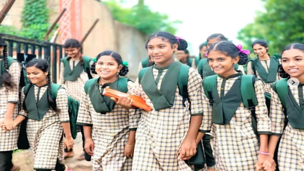 *ఆంధ్రప్రదేశ్‌లో జూన్ 12 నుండి 2026-27 విద్యా సంవత్సరం ప్రారంభo*  🔹*ఆంధ్రప్రదేశ్*   * మొత్తం 229 పనిదినాలు, 87 సెలవు దినాలతో ఏపీ విద్యాశాఖ క్యాలెండర్ విడుదల  * ఏపీలో దసరా సెలవులు అక్టోబర్ 12 నుండి 21 వరకు, సంక్రాంతి సెలవులు జనవరి 11 నుండి 17 వరకు ఖరారు  * ఏపీలో మార్చి 15 నుండి 31 వరకు 10వ తరగతి పబ్లిక్ పరీక్షలు  * ఏపీలో ప్రతి శనివారం ‘నో బ్యాగ్ డే’గా అమలు