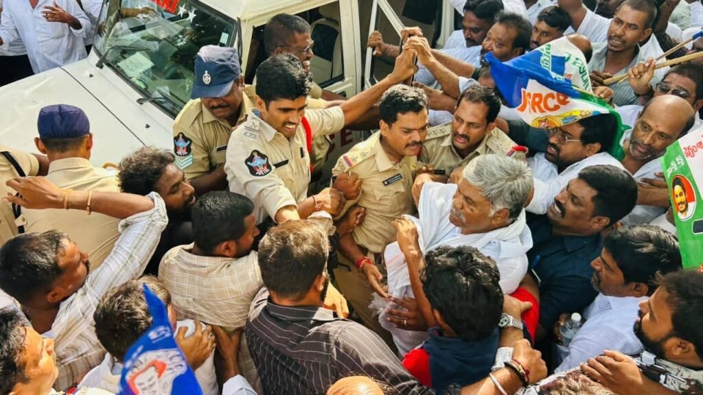 అనంతపురం ఎస్పీ ఆఫీస్‌ దగ్గర పెద్దారెడ్డి బైఠాయింపు