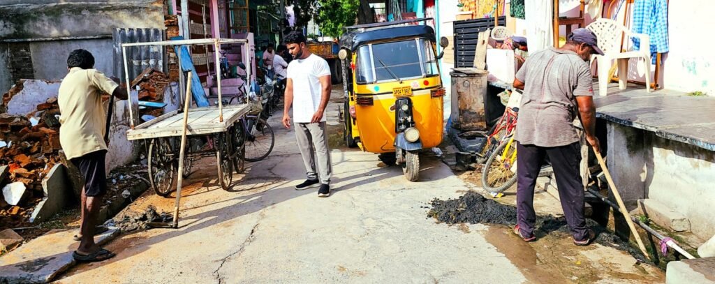 పేరుకుపోయిన పూడికలు తీయించిన మాజీ కౌన్సిలర్ జిలాన్ 