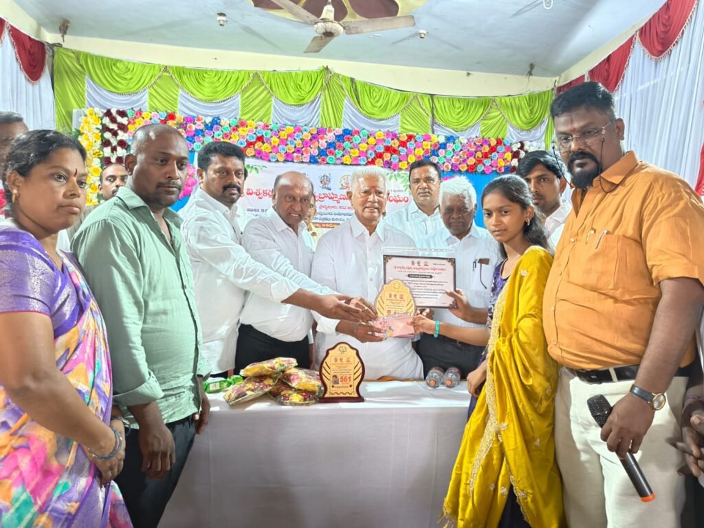 విశ్వబ్రాహ్మణ విద్యార్థులకు ప్రోత్సాహక బహుమతులు అందించిచేసిన ఎమ్మెల్యే