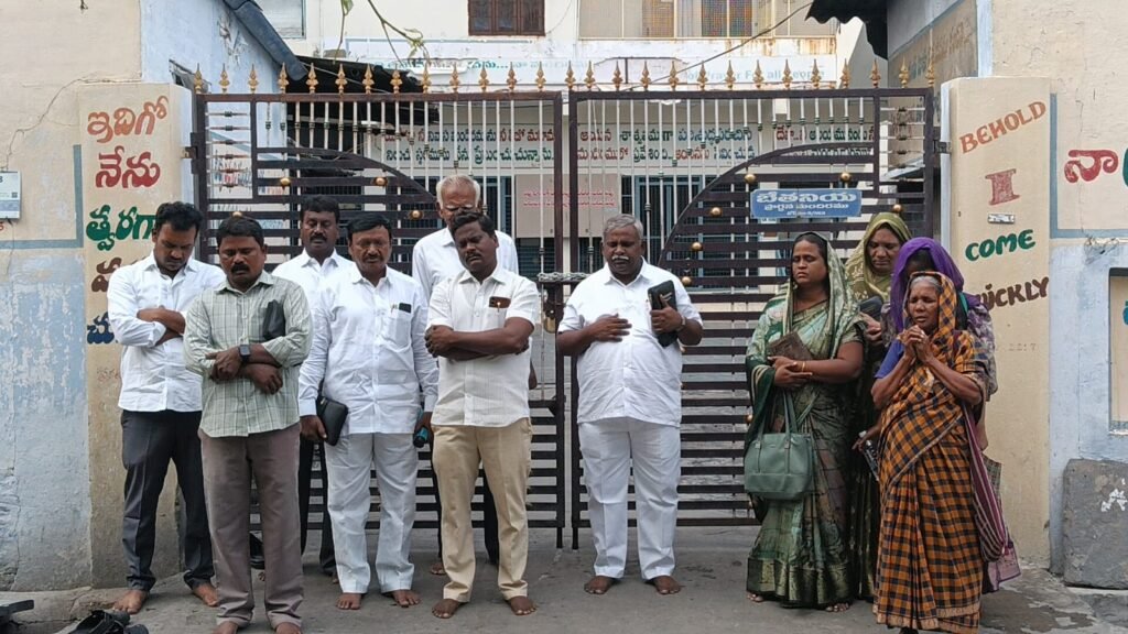 చర్చి గేట్లకు తాళాలు