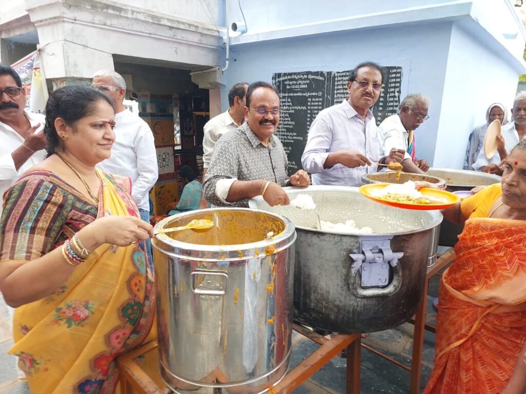 శ్రీ కాశీ హనుమత్ లింగేశ్వరస్వామి (మూలస్వామి) దేవాలయంలో అన్న ప్రసాద వితరణ