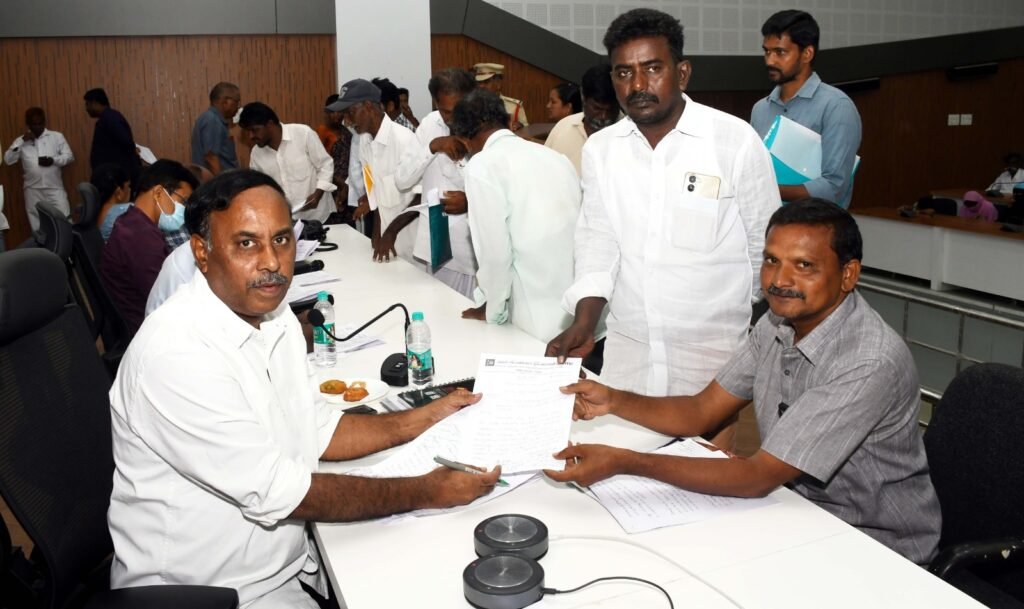 ఐదు నెలల పెండింగ్ వేతనాలు ఇవ్వాలని డిఆర్ఓ కు వినతిపత్రం–సీఐటీయు