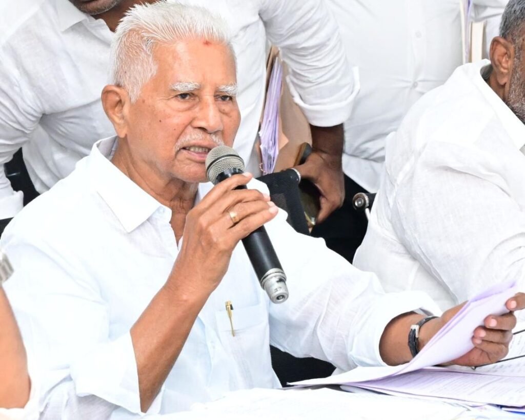 జిల్లా ప్రభుత్వ ఆసుపత్రిలోని పారిశుధ్య కార్మికుల నిరసన కు మద్దతు –ఎంఎల్ఏ 