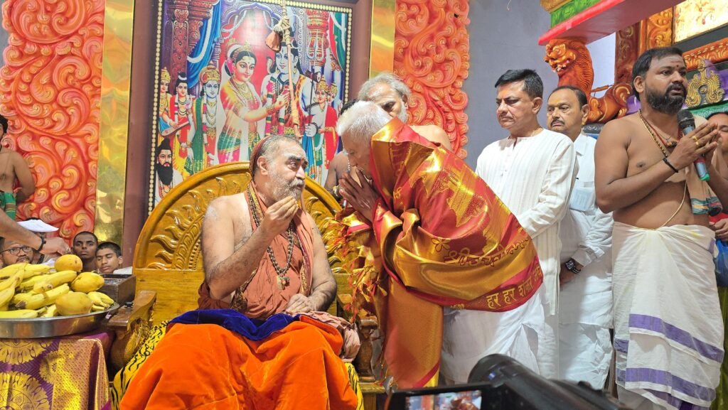 కంచి పీఠాధిపతి ఆశీసులు తీసుకున్న ఎమ్మెల్యే 