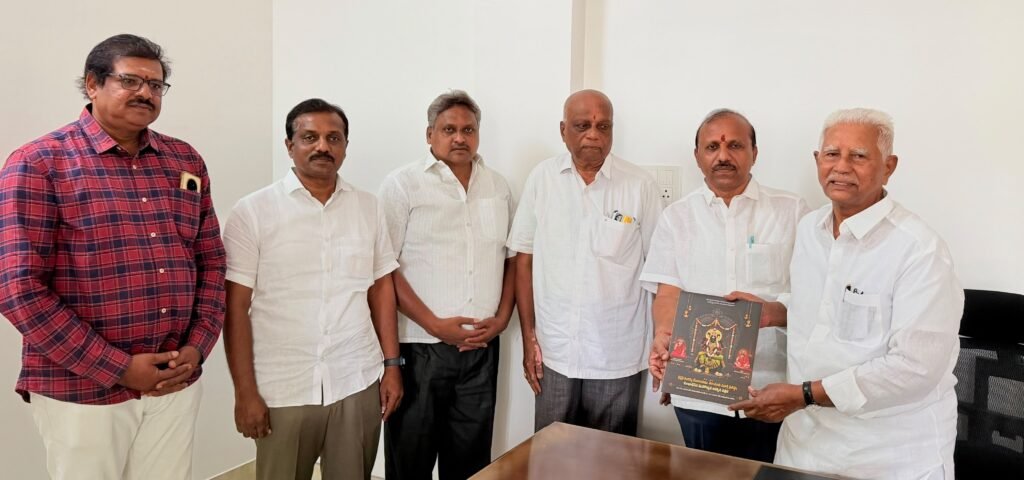 మొదటి ఆహ్వాన పత్రికను అందజేసినీ ఆలయ నిర్వాహకులు మాజీ మున్సిపల్ ఛైర్మన్
