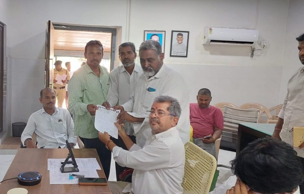 ప్రైవేట్, కార్పొరేట్ పాఠశాలల ఫీజుల దోపిడీని అరికట్టాలి – తహసీల్దార్‌కు ఎంపీజే వినతిపత్రం