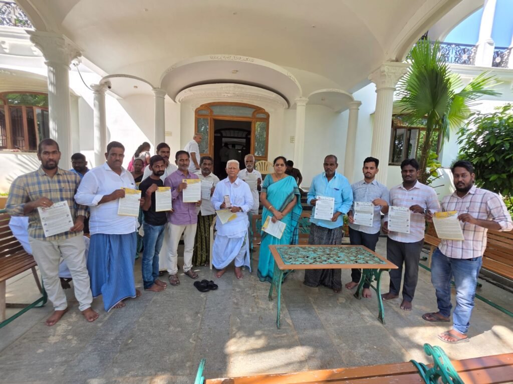 *రైతన్నా ! మీ కోసం*  సోమవారం ఎమ్మెల్యే నంద్యాల వరదరాజుల రెడ్డి  ఆయన స్వగృహం నందు కలిసి సర్వే చేసి APAIMS మీద అక్కడ ఉన్న రైతులకు అవగాహన కల్పించిన అగ్రికల్చర్ AD అనిత ,అగ్రికల్చర్ AO వరహరి