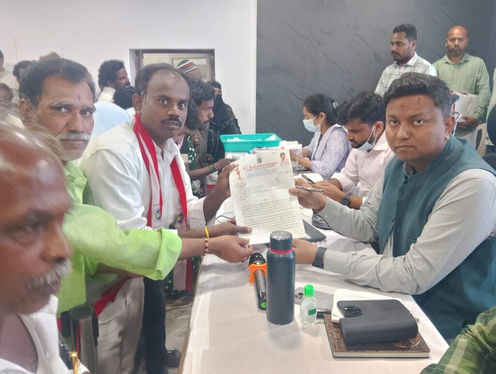 చేనేత సమస్యల పరిష్కారానికై చేనేతల ధర్నా