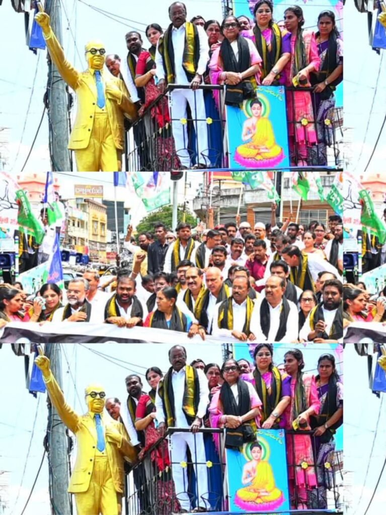 డీఎస్సీ నియామక అక్రమాలపై ప్రశ్నించిన వైఎస్ఆర్సీపీ ఎమ్మెల్సీ పర్వత నేని చంద్రశేఖర్ పైన కూటమి ప్రభుత్వం చేస్తున్న రాజకీయ కక్ష సాధింపు చర్యలకు నిరసనగా నెల్లూరు పట్టణంలో వైఎస్ఆర్సీపీ ఎమ్మెల్సీలు చేపట్టిన నిరసన ర్యాలీ కార్యక్రమంలో వైయస్సార్ కాంగ్రెస్ పార్టీ బీసీ సెల్ రాష్ట్ర అధ్యక్షుడు, ఎమ్మెల్సీ రమేష్ యాదవ్  పాల్గొని ఎమ్మెల్సీ పర్వత నేని చంద్రశేఖర్ కు సంఘీభావం తెలిపారు.