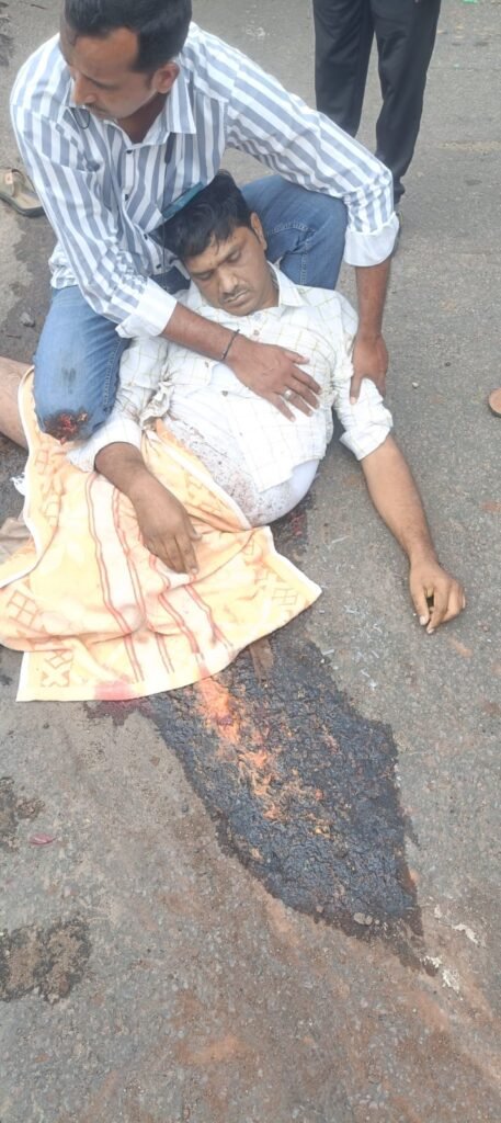 ఇసుక లారీ బీభత్సం ఆర్టివో వెంకన్న మృతి..  భూపాలపల్లి ఆర్టీవో కార్యాలయం ముందు ఇసుక లారీ బీభత్సం..లారీలను చెక్ చేస్తున్న క్రమంలో ఆర్టీవో వెంకన్న పై నుంచి వెళ్లిన లారీ ..స్పాట్ లోనే మృతి చెందిన ఆర్టీవో