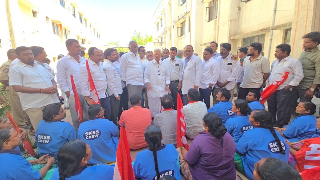 ఎమ్మెల్యే చొరవతో శానిటేషన్ కార్మికులకు జీతాలు