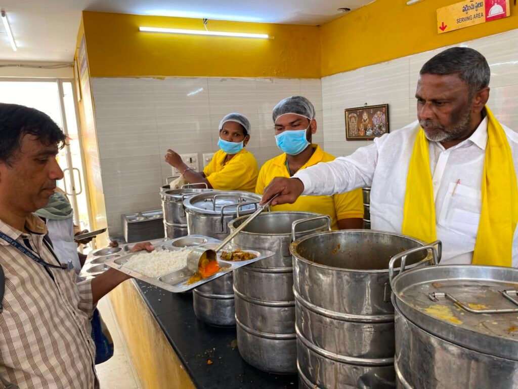 అన్నా క్యాంటీన్‌ను సందర్శించిన వి ఎస్ ముక్తియార్ 