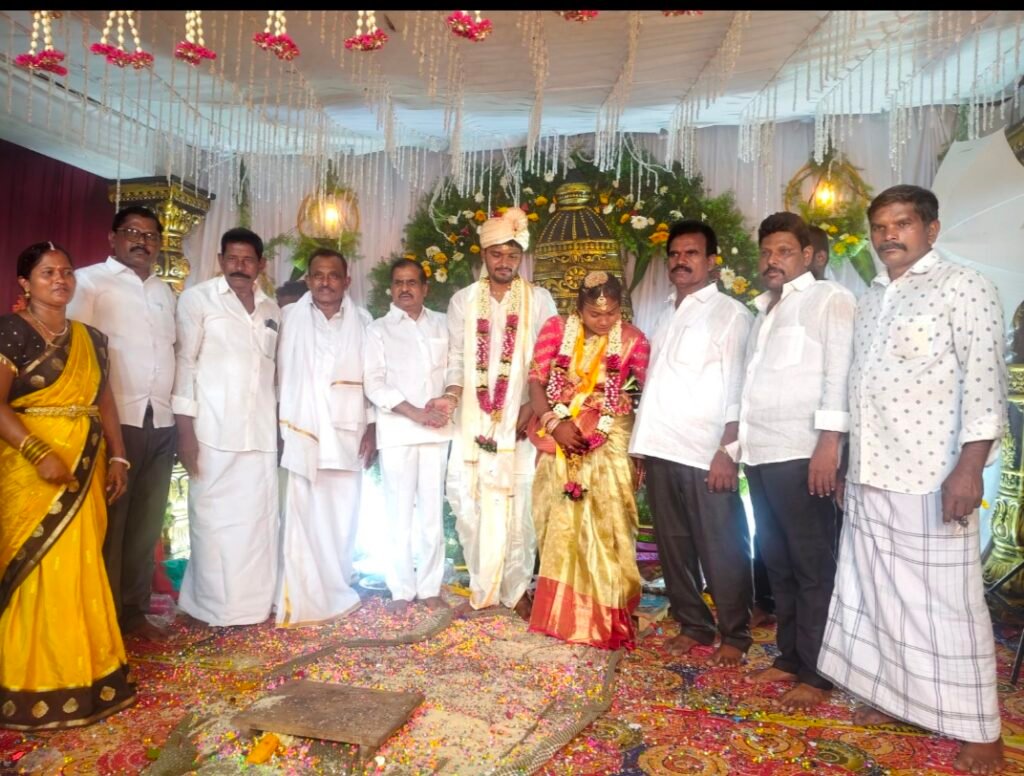 బుధవారం   అల్లాడుపల్లె లో జరిగిన పాలగిరి లక్ష్మీరెడ్డి అన్న కూతురి  వివాహ వేడుకలు పాల్గొని వధూవరులను  ఆశీర్వదించిన  మాజీ ఎమ్మెల్యే మల్లెల లింగారెడ్డి