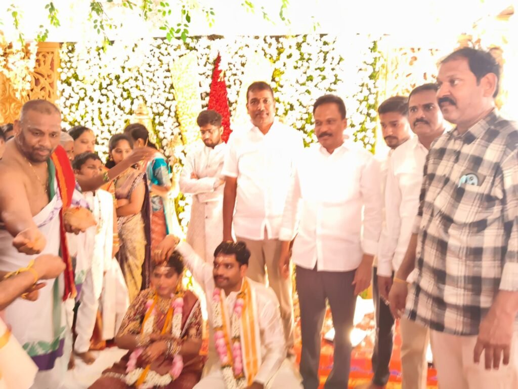 ప్రొద్దుటూరు పట్టణంలోని స్థానిక రెడ్డి కల్యాణమండపం నందు రామేశ్వరం వాస్తవ్యులు పల్లేటి వారి వివాహ వేడుకలో పాల్గొని వధూవరులను ఆశీర్వదించిన పాతకోట బంగారు రెడ్డి , యువజన విభాగం అధ్యక్షులు ద్వార్శల గురునాథ్ రెడ్డి  పాల్గొన్నారు..