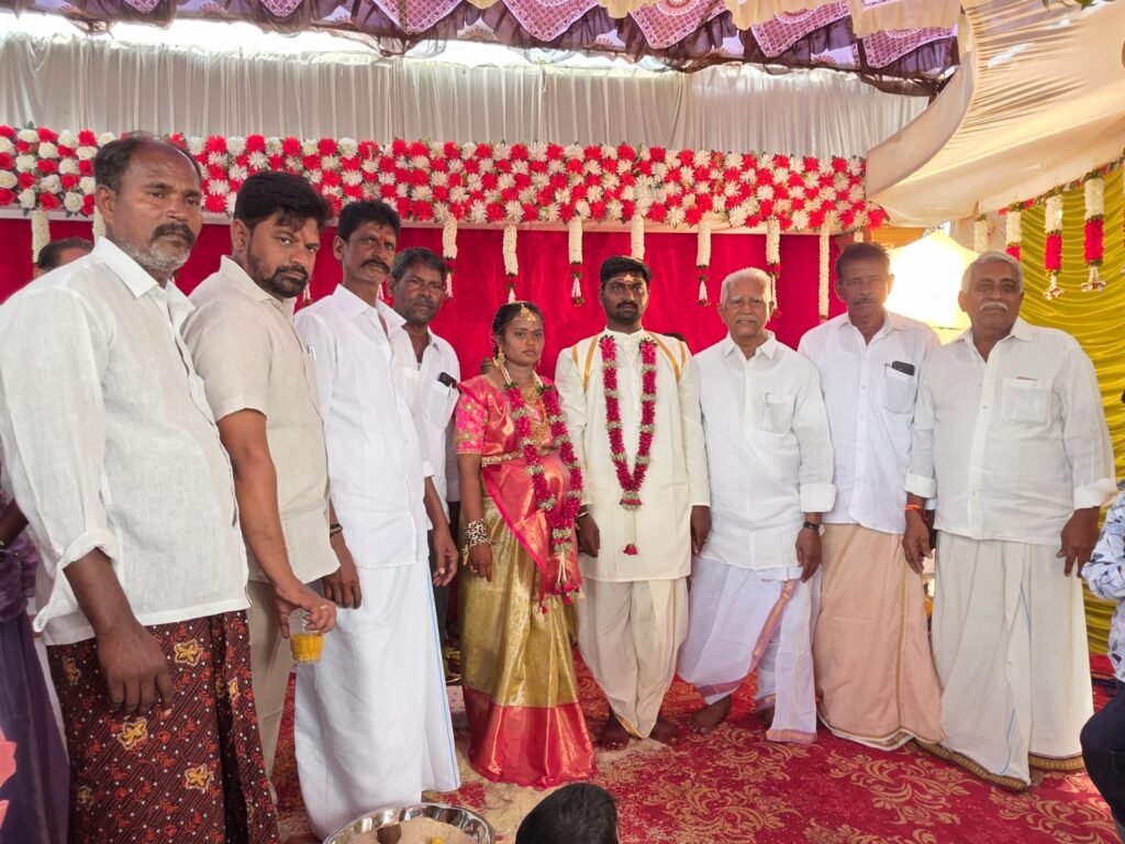 తాళ్లమాపురం భూదేవి,శ్రీ దేవి సహిత శ్రీ వెంకటేశ్వర స్వామి దేవస్థాన కళ్యాణ మండపం లో తాళ్లమాపురం గ్రామ వాస్తవ్యులు  మంచి శేఖర్  కుమారుని వివాహ వేడుకలలో  నూతన వధూవరులను  ఎమ్మెల్యే నంద్యాల వరదరాజుల రెడ్డి హాజరై ఆశీర్వదించారు… మంచి శివకుమార్,కొండారెడ్డి ,శివయ్య,దస్తగిరి హాజరయ్యారు