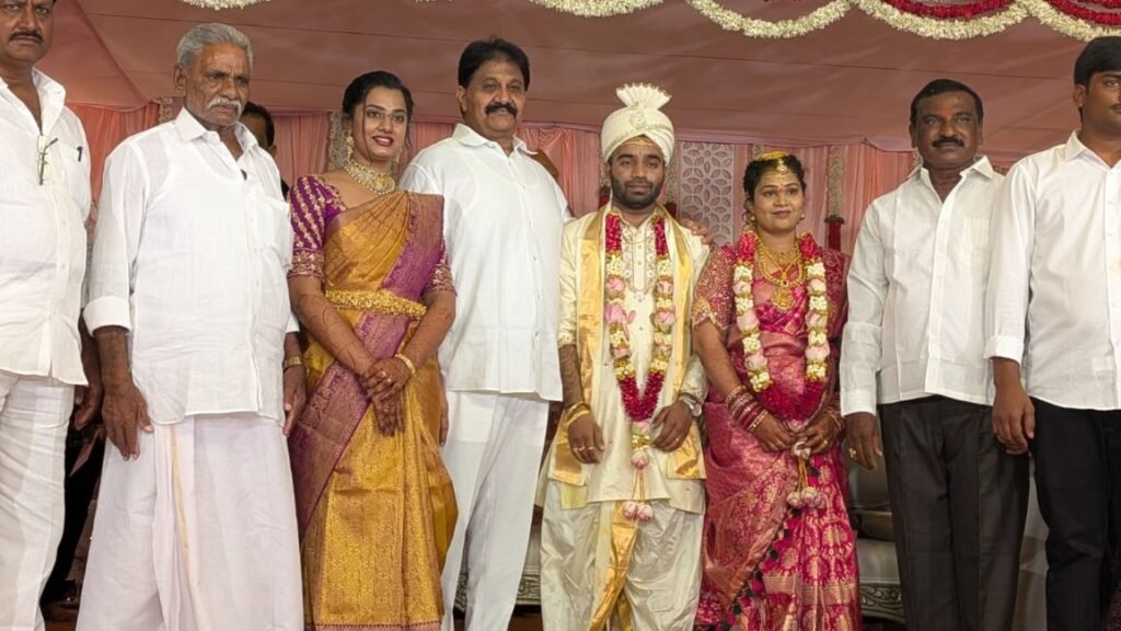 ప్రొద్దుటూరు పట్టణంలోని  వైవీఆర్ కల్యాణమండపం లో బుధవారం  మార్తల వెంకట్రామి రెడ్డి  కుమారుడు మార్తల వేణు గోపాల్ రెడ్డి  వివాహ వేడుకలో వైయస్ఆర్సీపీ రాష్ట్ర అధికార ప్రతినిధి మాజీ ఎమ్మెల్యే రాచమల్లు శివ ప్రసాద్ రెడ్డి పాల్గొని వధూవరులను ఆశీర్వదించారు.