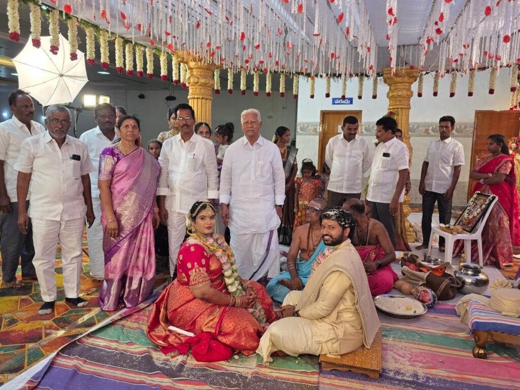 గురువారం స్థానిక శ్రీదేవి ప్యాలెస్ లో  మెంత్తేం వెంకట కృష్ణారెడ్డి  కుమారుని వివాహ వేడుకలలో   ఎమ్మెల్యే నంద్యాల వరదరాజుల రెడ్డి హాజరై  వధూ వరుల ను  ఆశీర్వదించారు ..