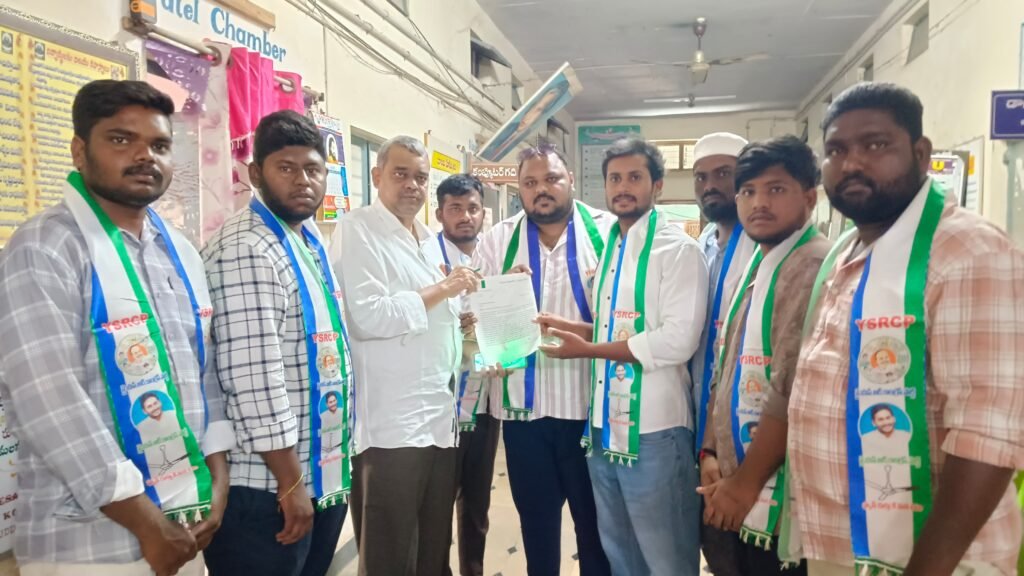 దోపిడీ చేస్తున్న కార్పొరేట్ విద్యాసంస్థల పై చర్యలు తీసుకోవాలి