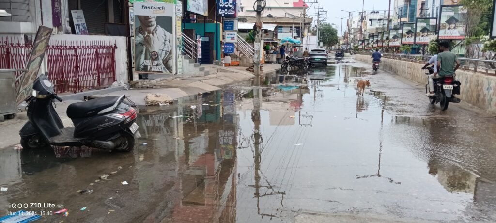 గాంధీ రోడ్డుపై పారుతున్న మురుకి నీరు 