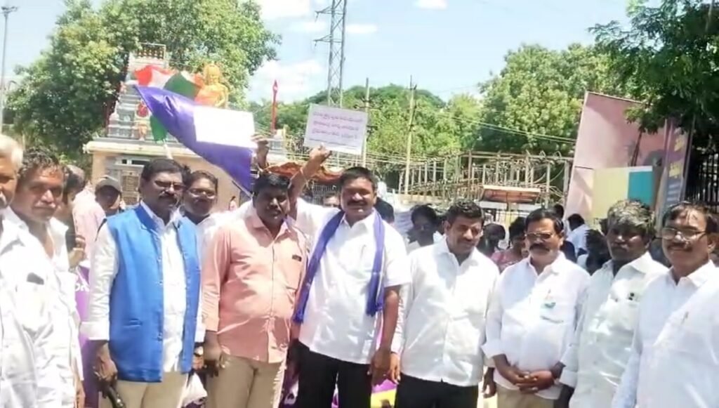 దళిత క్రైస్తవులను ఎస్ సి జాబితాలో చేర్చాలి…దళిత క్రైస్తవులను ఎస్ సి జాబితా లో చేర్చాలని సోమవారం కడప కలెక్టరేట్ వరకు ర్యాలీ  జరిగింది.. 1950 జీవోను రద్దు చేయాలని డిమాండ్ చేస్తూ ఈ ర్యాలీ నిర్వహించారు