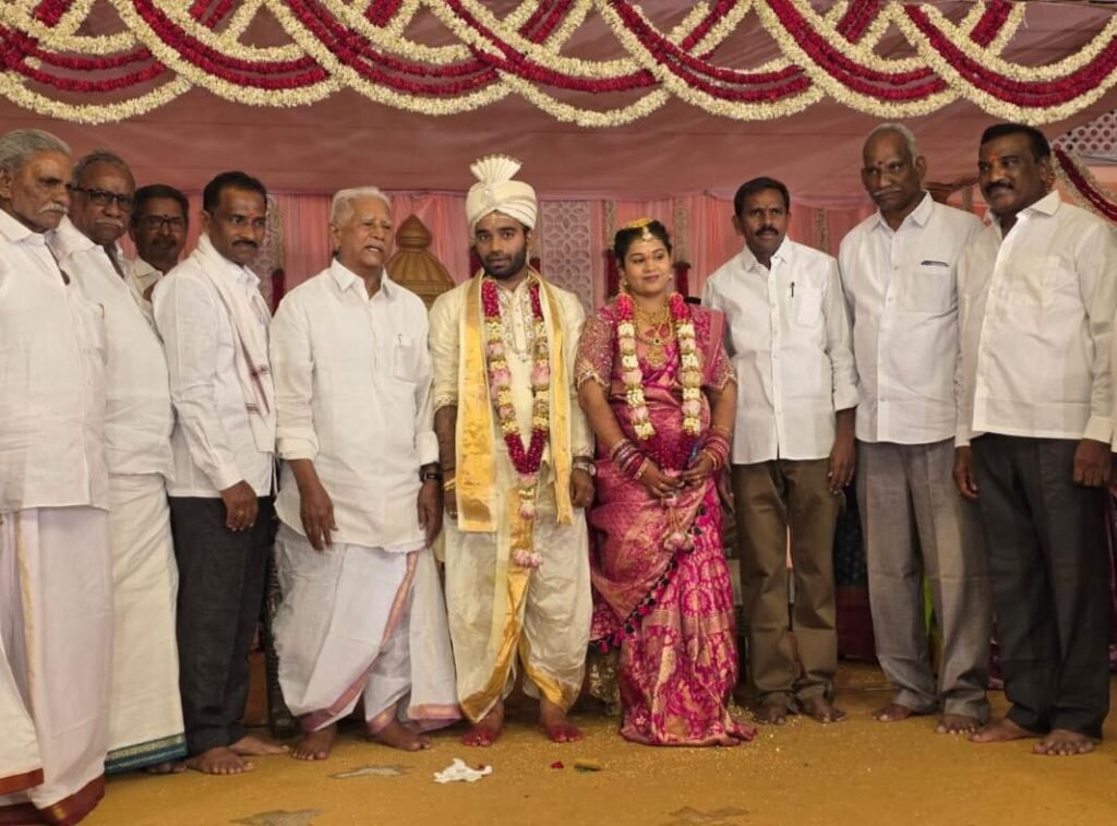 జమ్మలమడుగు బైపాస్ రోడ్డు Y.V.R విజయ కళ్యాణ మండపం లో దొరసాని పల్లె గ్రామ వాస్తవ్యులు  మార్తల వెంకట రామిరెడ్డి  కుమారుని వివాహ వేడుకలలో  నూతన వధూవరులను ఆశీర్వదించిన ఎమ్మెల్యే నంద్యాల వరదరాజుల రెడ్డి….అలాగే మాడెం సుధాకర్ రెడ్డి,రుషేంద్ర రెడ్డి,గురెడ్డి మాజీ mptc తదితరులు పాల్గొన్నారు