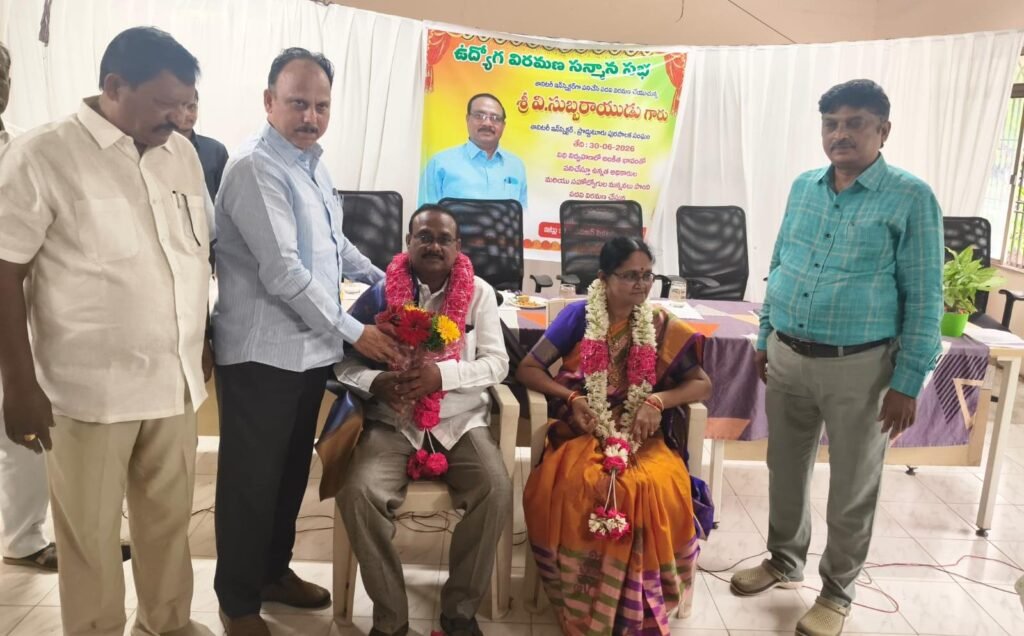 పదవీ విరమణ పొందిన శానిటేషన్ ఇన్స్పెక్టర్ ను సన్మానం చేసిన కమిషనర్ 