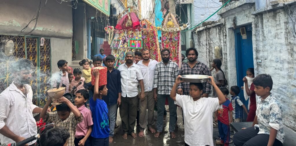 మట్టి మసీదు వీధిలో పీర్ల ఊరేగింపు
