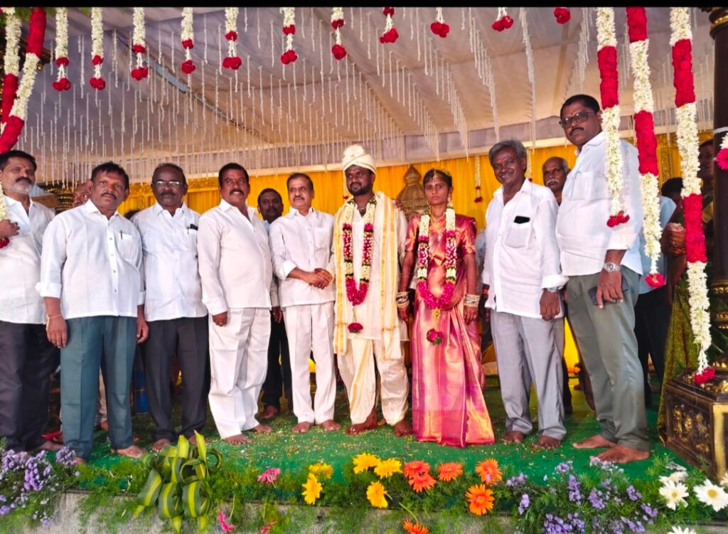 దువ్వూరులో వివాహ వేడుకలకు హాజరైన మాజీ ఎమ్మెల్యే మల్లెల లింగారెడ్డి