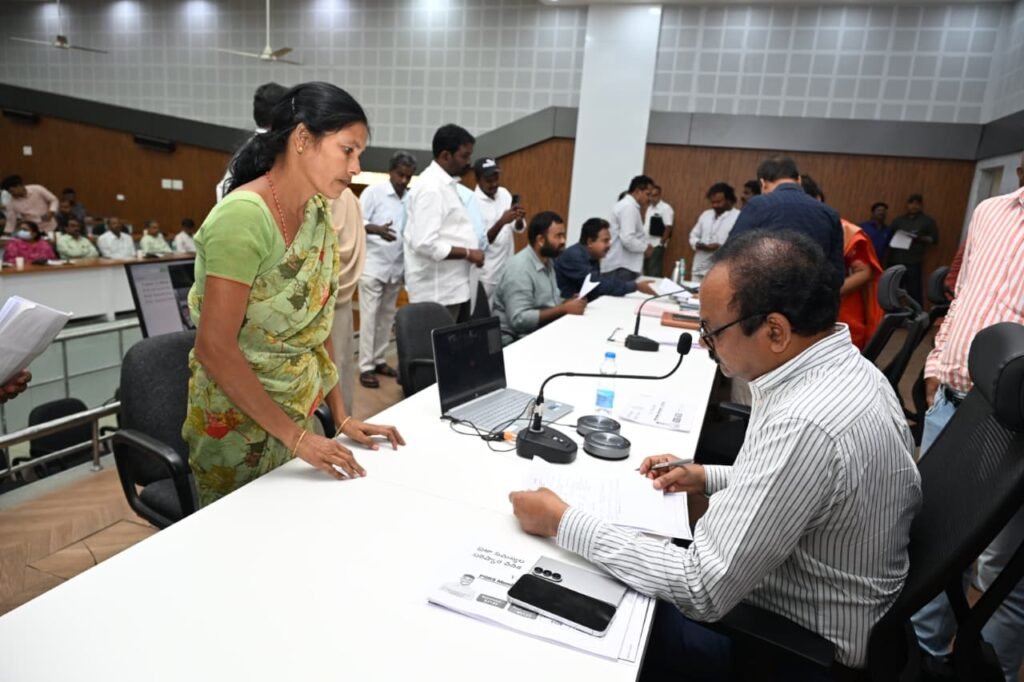 అర్జీదారులు సంతృప్తి చెందేలా సమస్యలు పరిష్కరించాలి– జిల్లా కలెక్టర్