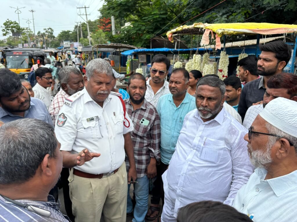 మసీదు మార్గంలో ట్రాఫిక్ సమస్యకు చెక్.. రంగంలోకి దిగిన డా. వి.ఎస్. ముక్తియార్