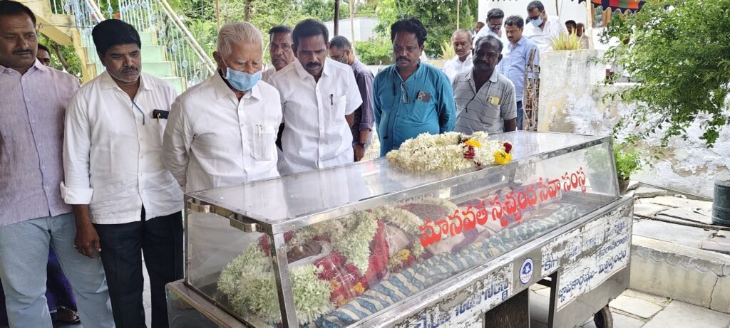 దొరసానిపల్లెలో మాడెం కుటుంబాన్ని పరామర్శించిన ఎమ్మెల్యే వరదరాజుల రెడ్డి