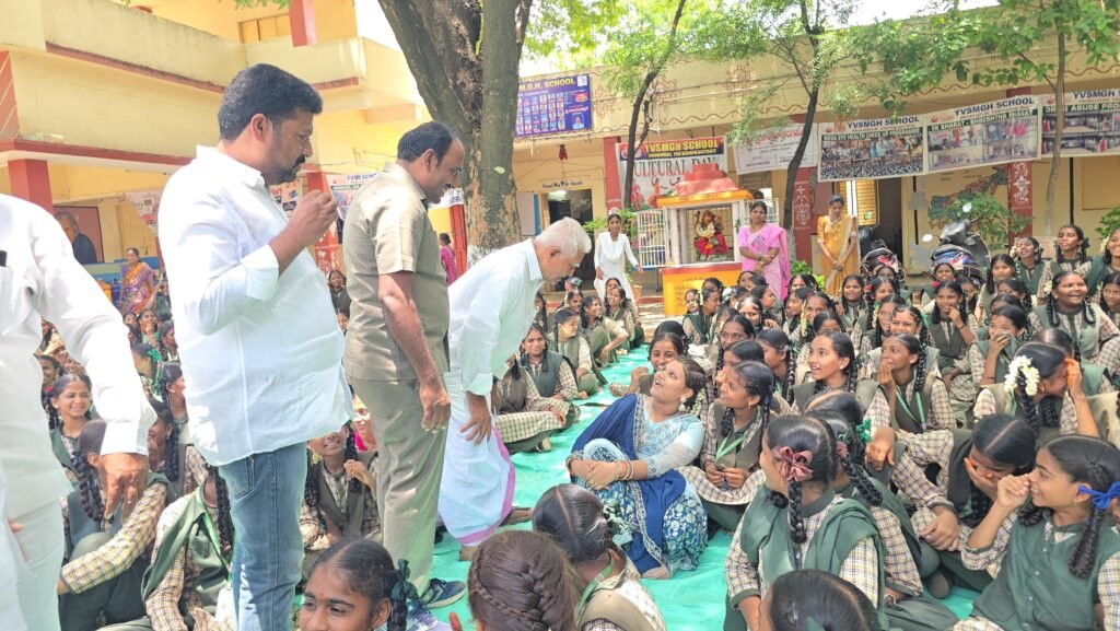 విద్యార్థుల భవిష్యత్తుకు నాణ్యమైన విద్యే పునాది–ఎంఎల్ఎ వరద