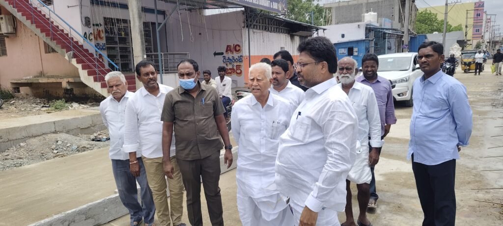 రోడ్డు నిర్మాణ పనులను పరిశీలించిన ఎమ్మెల్యే వరదరాజుల రెడ్డి