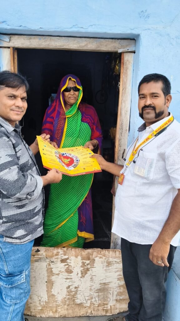 ఇంటింటికీ టీడీపీ కార్యక్రమంలో వార్డు ప్రజలను కలిసిన నాయకులు