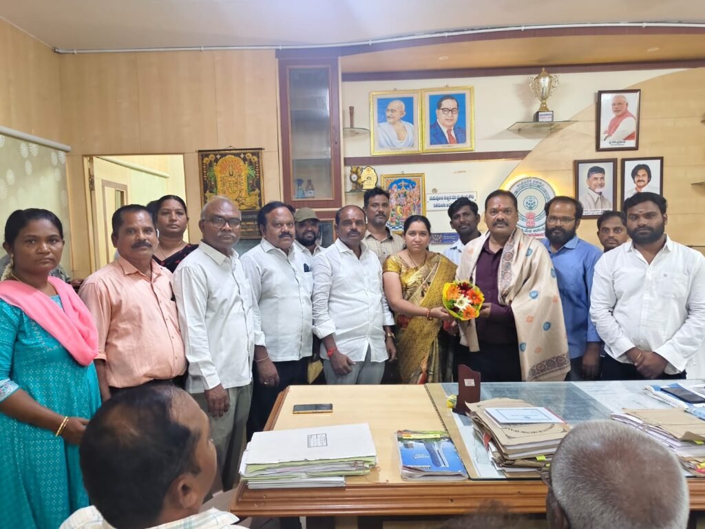 మున్సిపల్ కమిషనర్‌ను మర్యాదపూర్వకంగా కలిసిన ఏపీ ఎన్‌జీఓస్ సంఘం ప్రతినిధులు