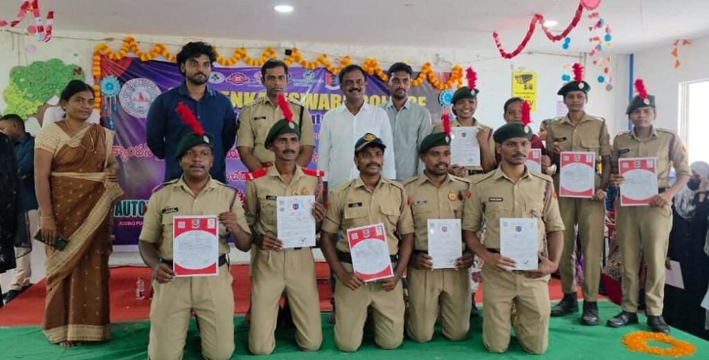 టీసీఎస్‌లో కొలువులు సాధించిన ఎస్‌వీడీసీ విద్యార్థులను అభినందించిన ఏఎస్పీ విభూ కృష్ణ